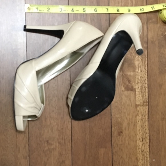 Used Guess size 8 nude peep toe pumps - Picture 2 of 6
